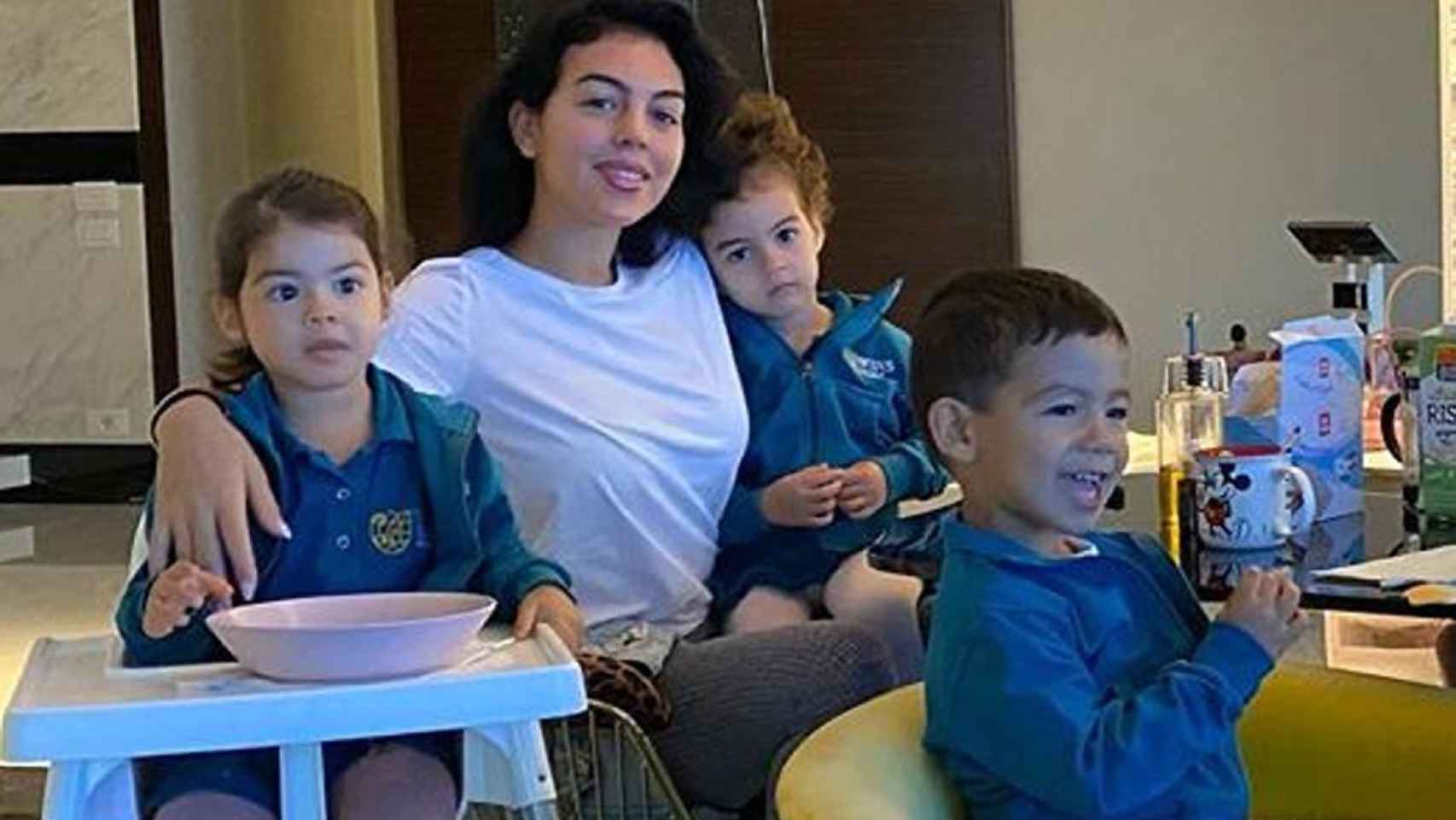 Georgina Rodríguez con sus hijos