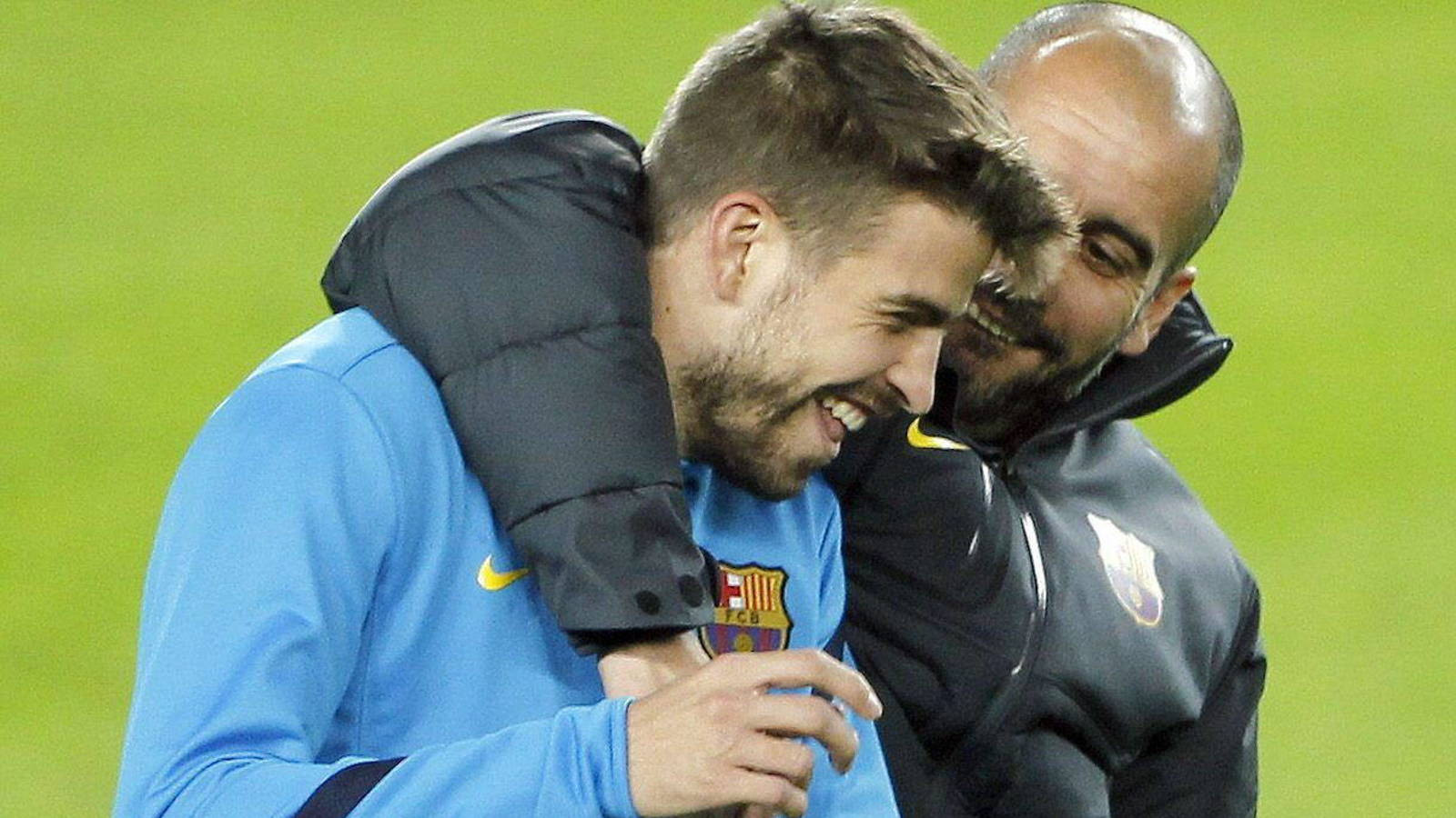 Gerard Piqué sonríe tras una charla con Pep Guardiola / ARCHIVO