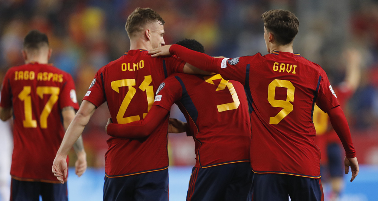 Balde y Gavi felicitan a Dani Olmo, tras anotar un gol en el triunfo de España contra Noruega / EFE