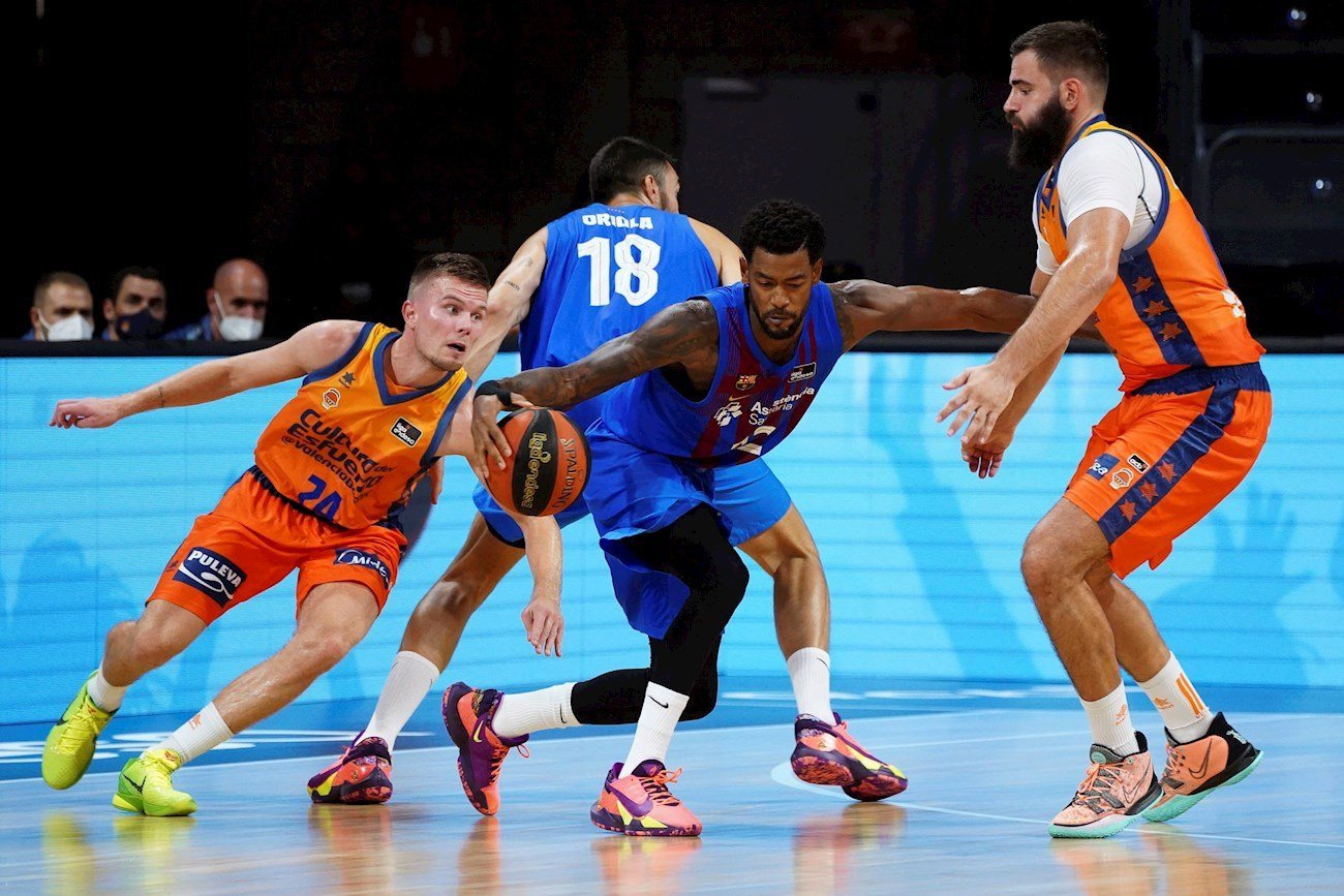 Cory Higgins en una acción con el Barça de basket en la Supercopa / EFE