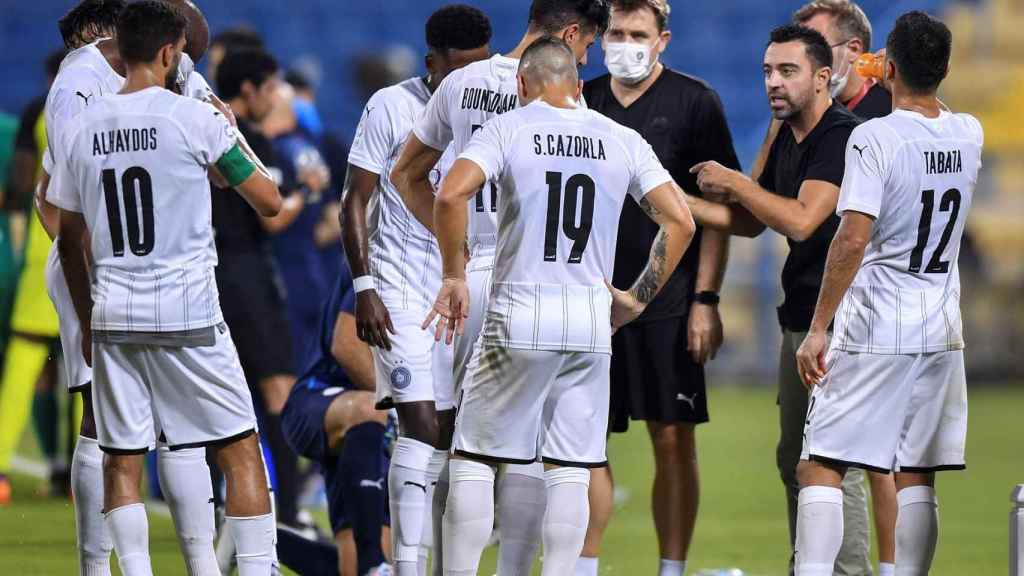 Xavi Hernández da instrucciones a los jugadores del Al Sadd / EFE