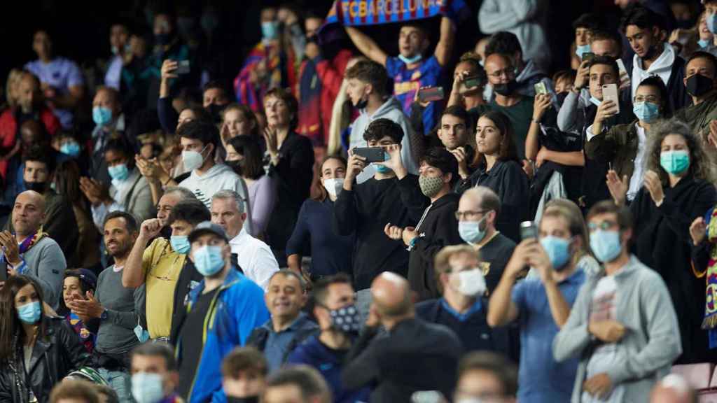 Los aficionados del Barça celebran un gol del equipo ante el Valencia / EFE