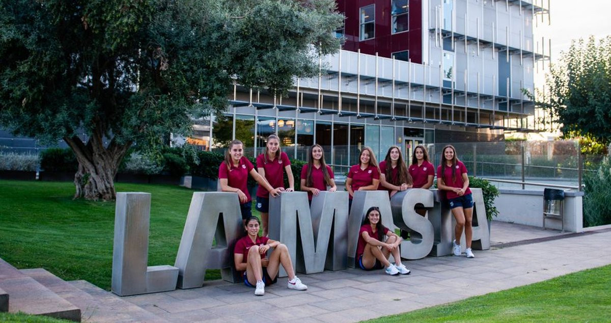 Las jugadoras del filial del Barça en la Masía / FCB