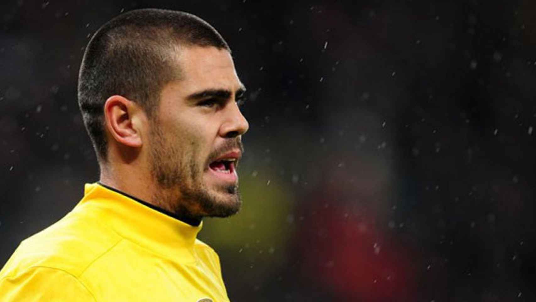 Víctor Valdés da instrucciones a sus compañeros durante su última etapa en el Barça / EFE