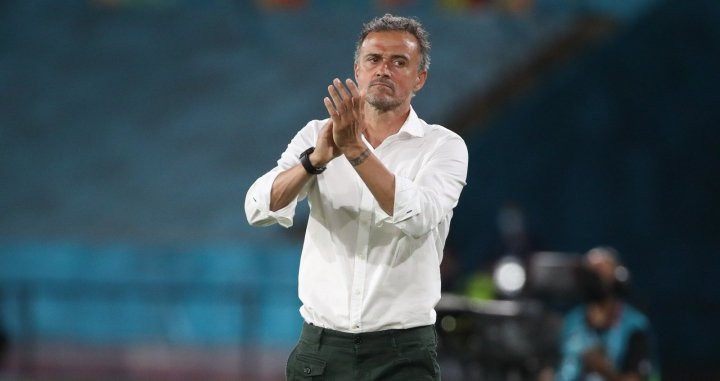 Luis Enrique aplaude a sus jugadores en el España-Suecia / RFEF