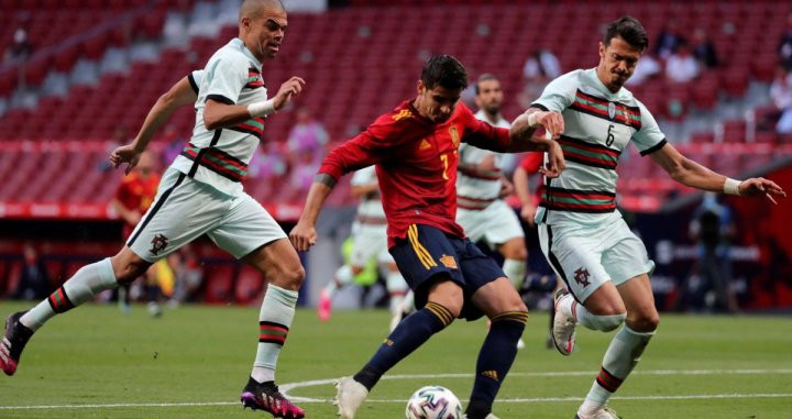 Morata, en una acción ante Portugal / EFE