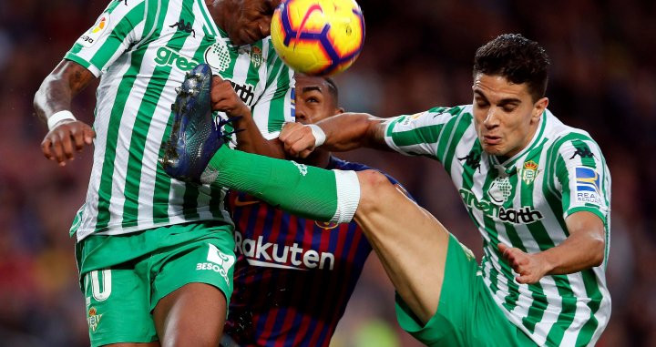 Marc Bartra lucha por un balón dividido en el Barça-Betis / EFE