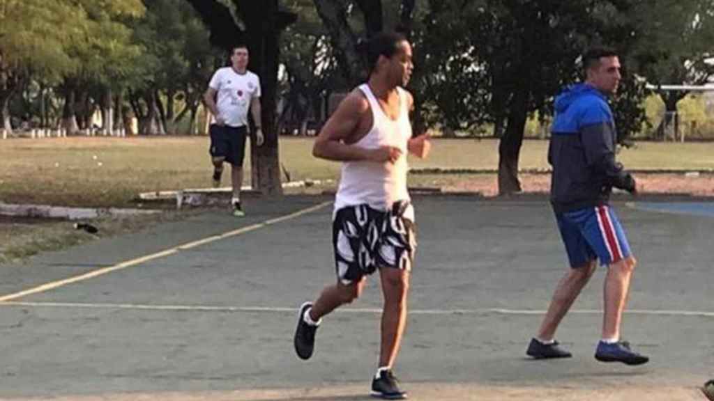 Ronaldinho, jugando a fútbol en la cárcel de Paraguay | REDES