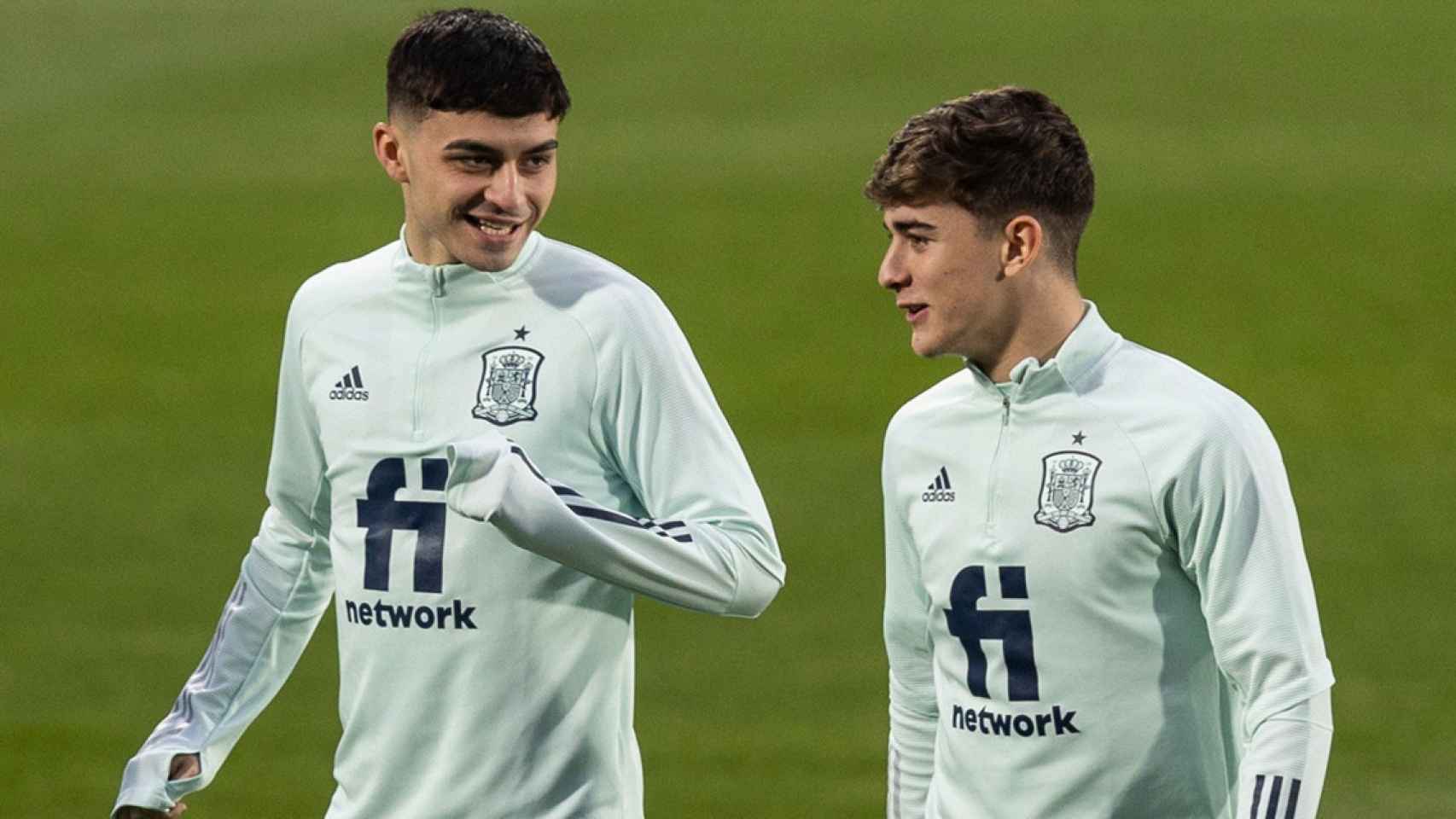 Pedri y Gavi, las perlas del Barça, en un entrenamiento con España antes del Mundial / EFE