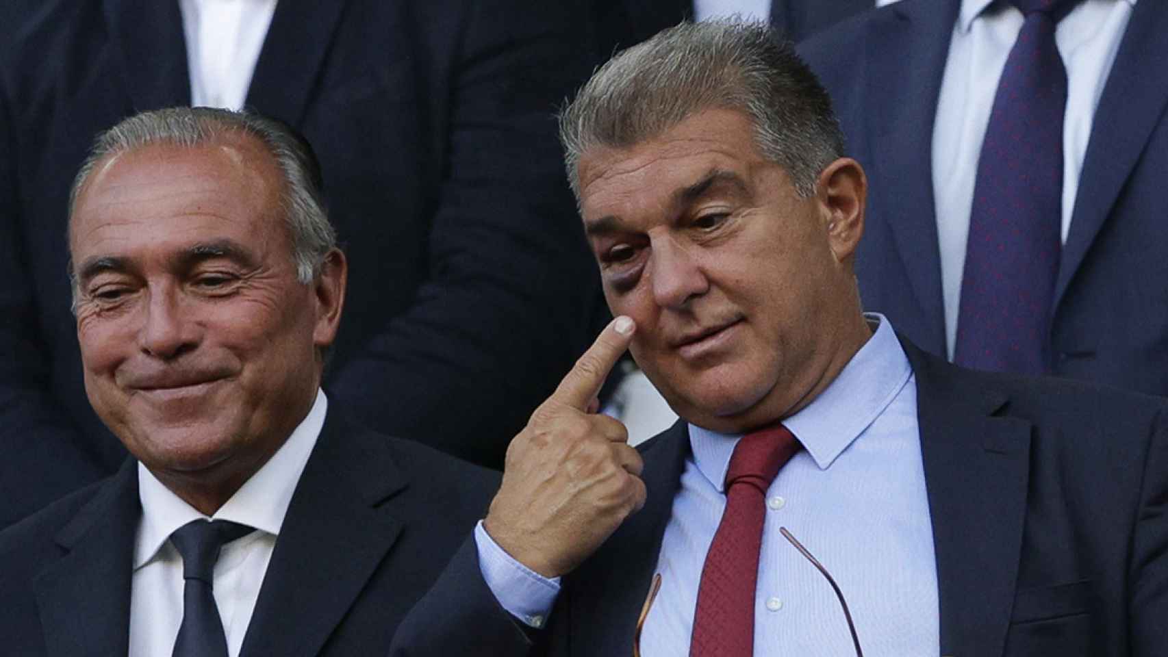 Joan Laporta, junto a Rafa Yuste en el palco del Camp Nou, enseñando su ojo morado / EFE