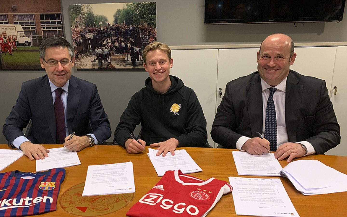 Frenkie de Jong, con Josep Maria Bartomeu y Óscar Grau, alto ejecutivo del Barça / FCB