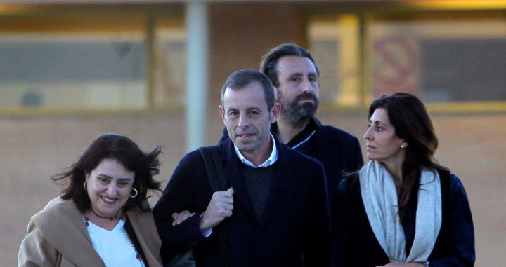 Sandro Rosell, junto a su hermana y su mujer / EFE