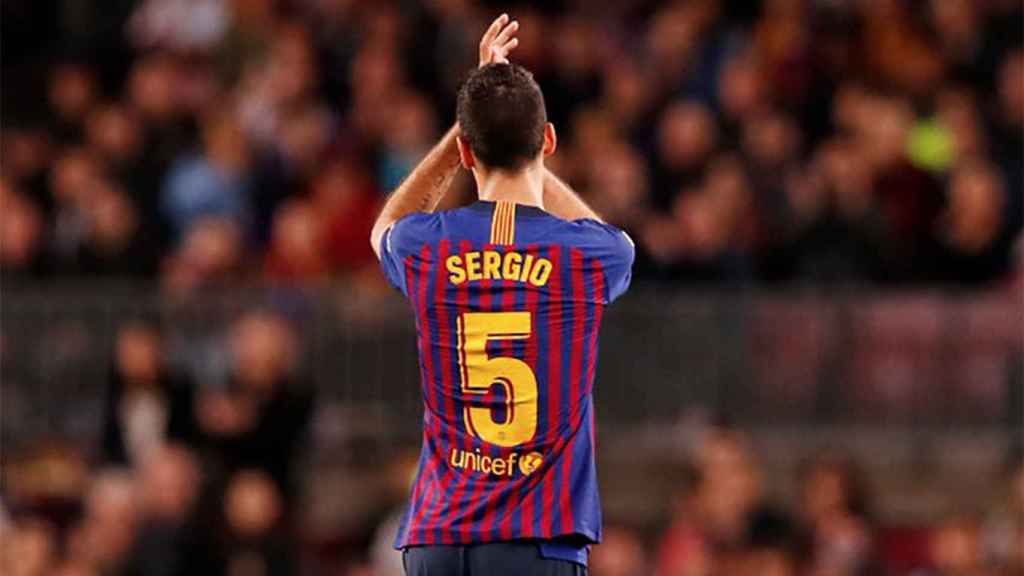 Sergio Busquets, despidiéndose de la afición tras un partido / FCB