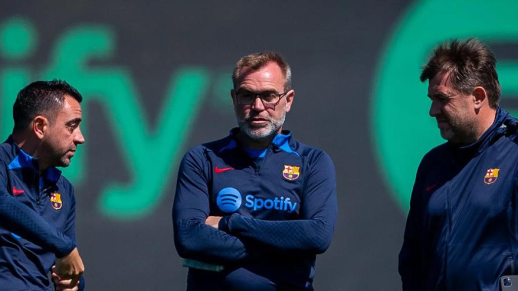 Xavi Hernández, junto a sus asistentes, Òscar Hernández y Sergio Alegre, en un entrenamiento del Barça / FCB