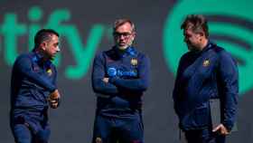 Xavi Hernández, junto a sus asistentes, Òscar Hernández y Sergio Alegre, en un entrenamiento del Barça / FCB