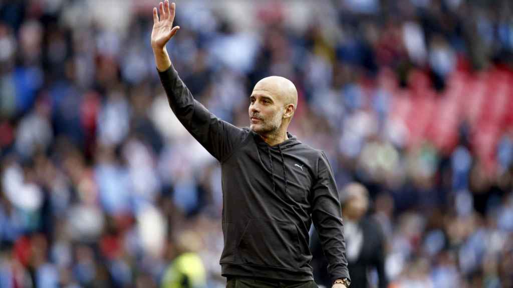 Pep Guardiola, saludando al público del Etihad Stadium tras un partido / EFE