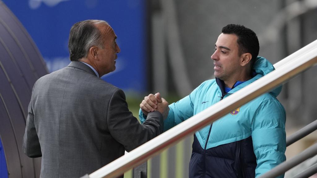 Rafa Yuste visita a Xavi en el entrenamiento del FC Barcelona / FCB