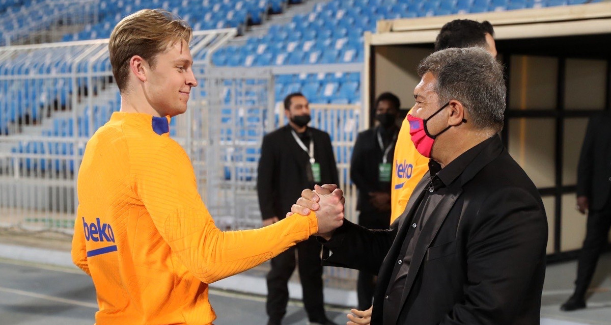 El apretón de manos entre Frenkie de Jong y Joan Laporta, durante un entrenamiento en Arabia Saudí / FCB