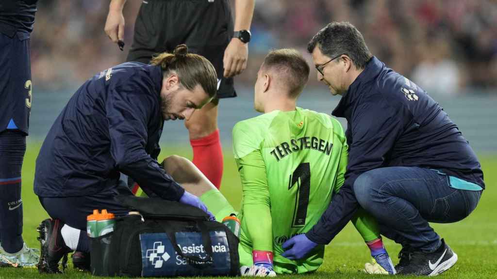 Ter Stegen,atendido por el doctor Pruna / EFE