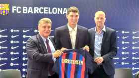 Joan Laporta, Andreas Christensen y Jordi Cruyff, en la presentación del central danés / CULEMANÍA