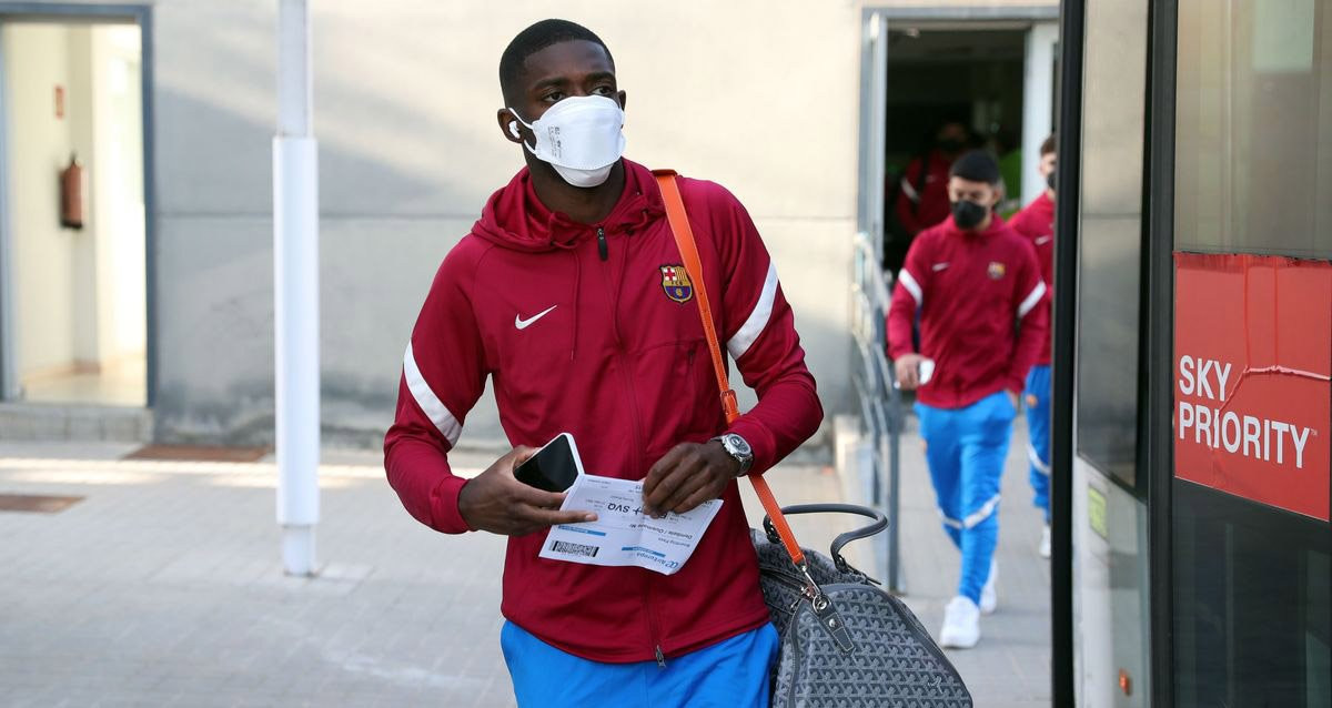 Ousmane Dembelé, con una mascarilla en prevención del coronavirus, al aterrizar en Sevilla / FCB