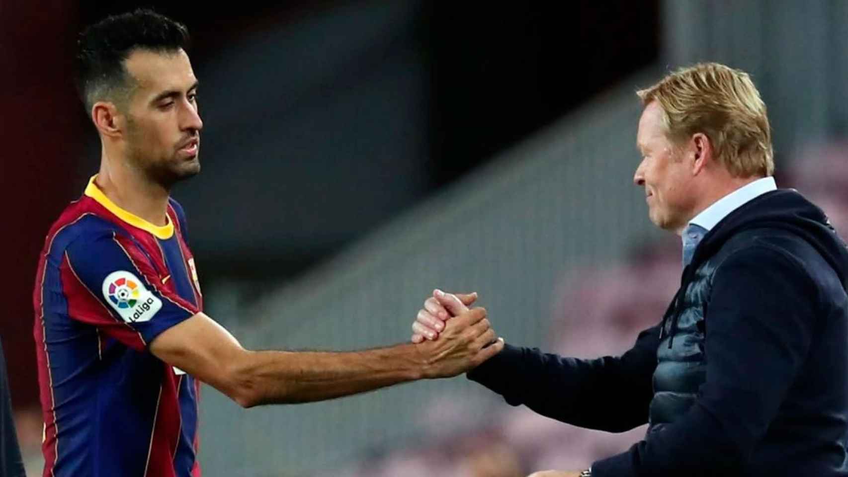 Sergio Busquets saluda a Ronald Koeman / FCB