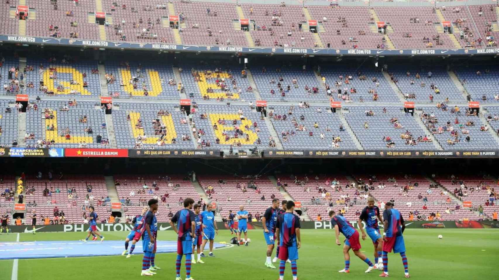 Imagen del Camp Nou antes del partido contra la Real Sociedad, con los jugadores calentando / FCB