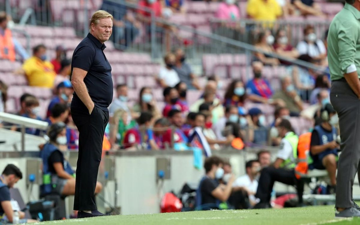 Ronald Koeman observa desde la banda en el duelo entre el Barça y el Getafe, que dejó un dato preocupante para los blaugrana / FCB