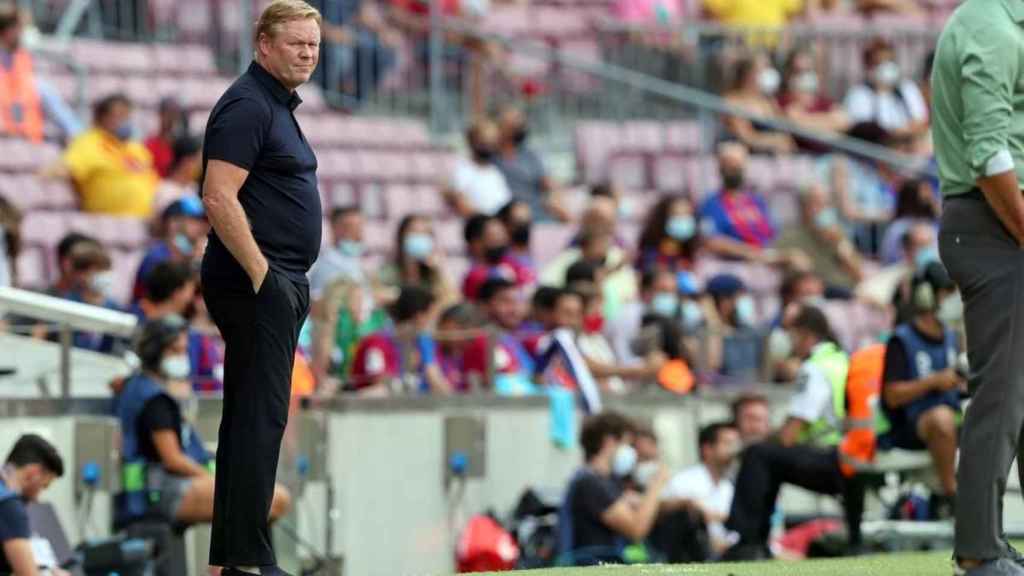 Ronald Koeman observa desde la banda en el duelo entre el Barça y el Getafe, que dejó un dato preocupante para los blaugrana / FCB