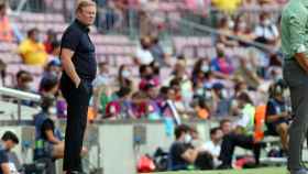 Ronald Koeman observa desde la banda en el duelo entre el Barça y el Getafe, que dejó un dato preocupante para los blaugrana / FCB