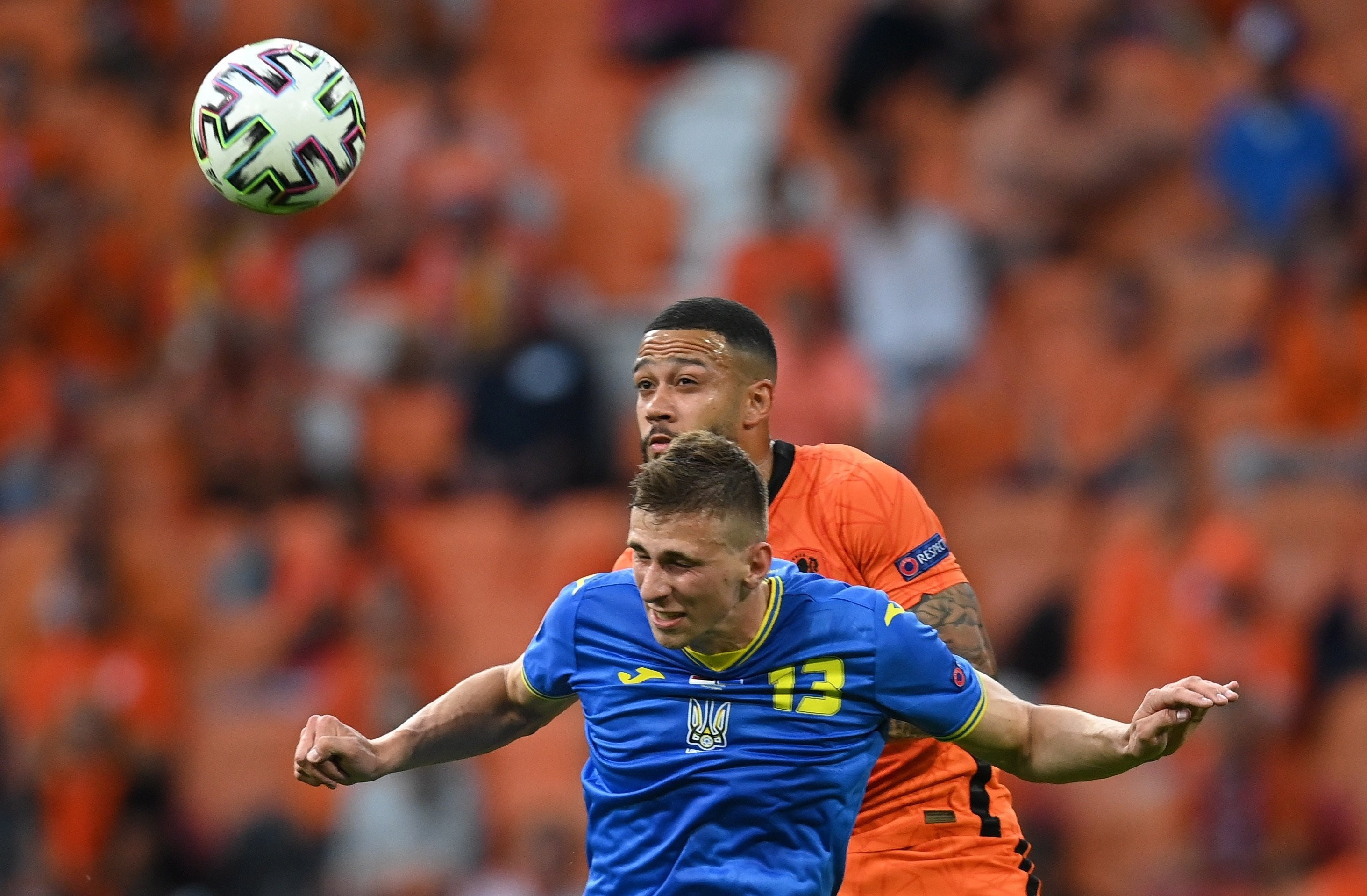 Memphis Depay luchando un balón contra Ucrania durante esta Eurocopa / EFE