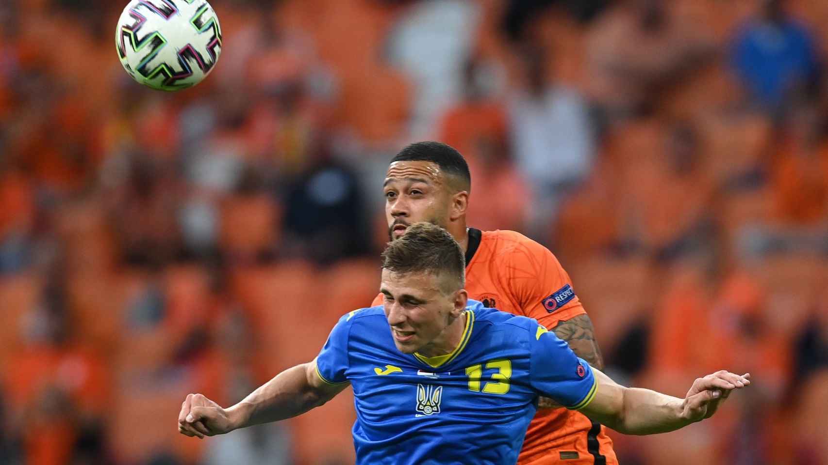 Memphis Depay luchando un balón contra Ucrania durante esta Eurocopa / EFE