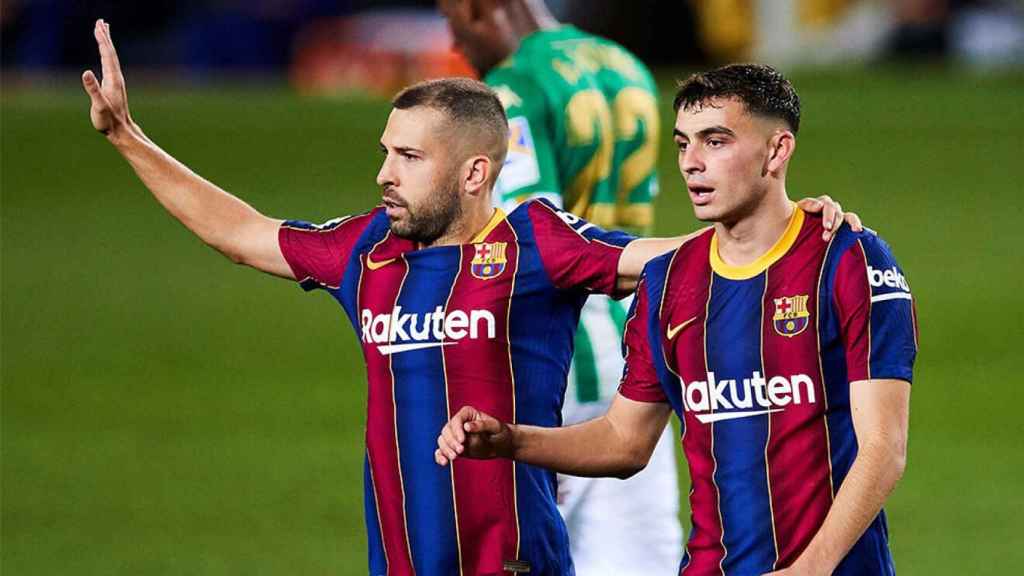 Jordi Alba celebra un gol con Pedri / EFE