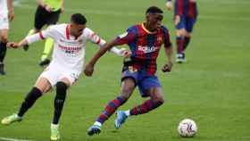 Ilaix Moriba luchando un balón con En-Nesyri / FC Barcelona