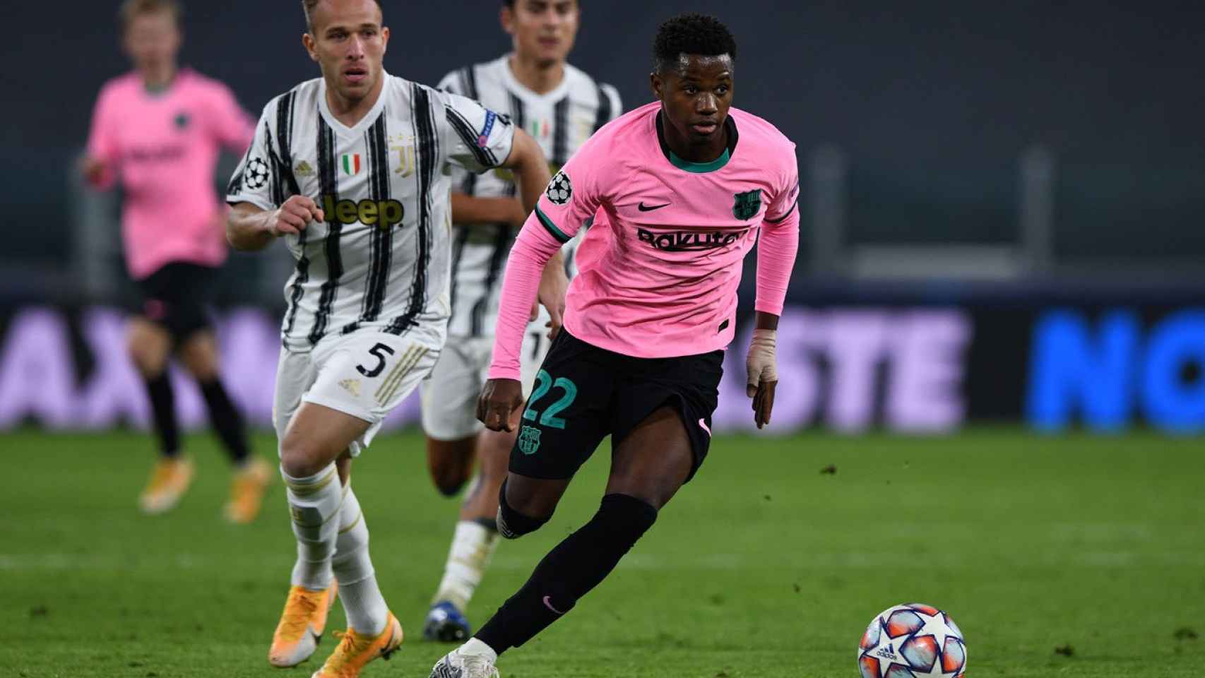 Ansu Fati, en una acción ante la Juventus | EFE