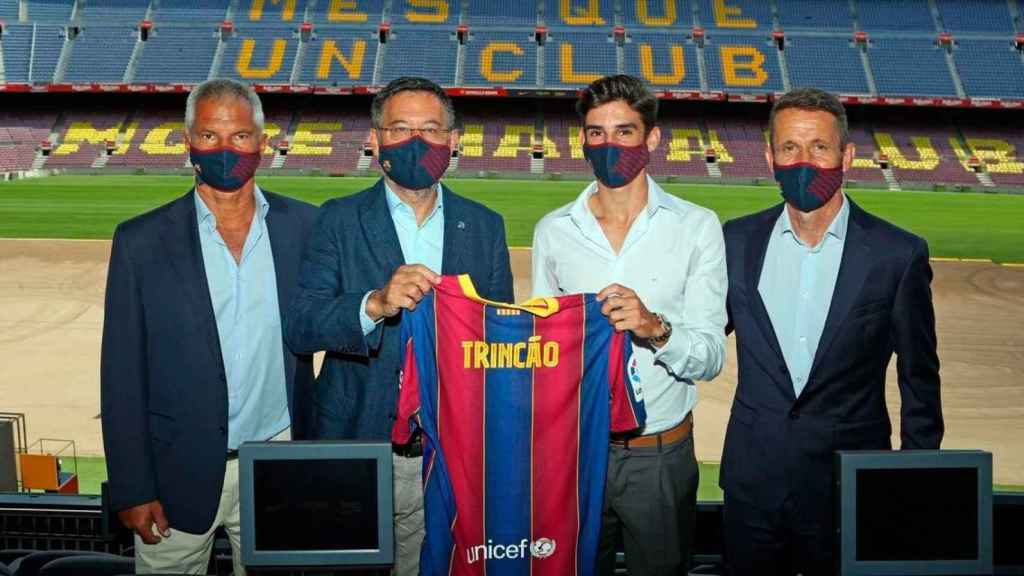 La presentación de Trincao, sin dorsal, junto a Bartomeu, Javier Bordas y Ramon Planes / FCB