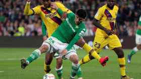 Carles Aleñá y Junior Firpo luchando un balón en Betis-Barça / EFE