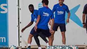 Dembelé, Aleñá y Rakitic en un entrenamiento del Barça / EFE