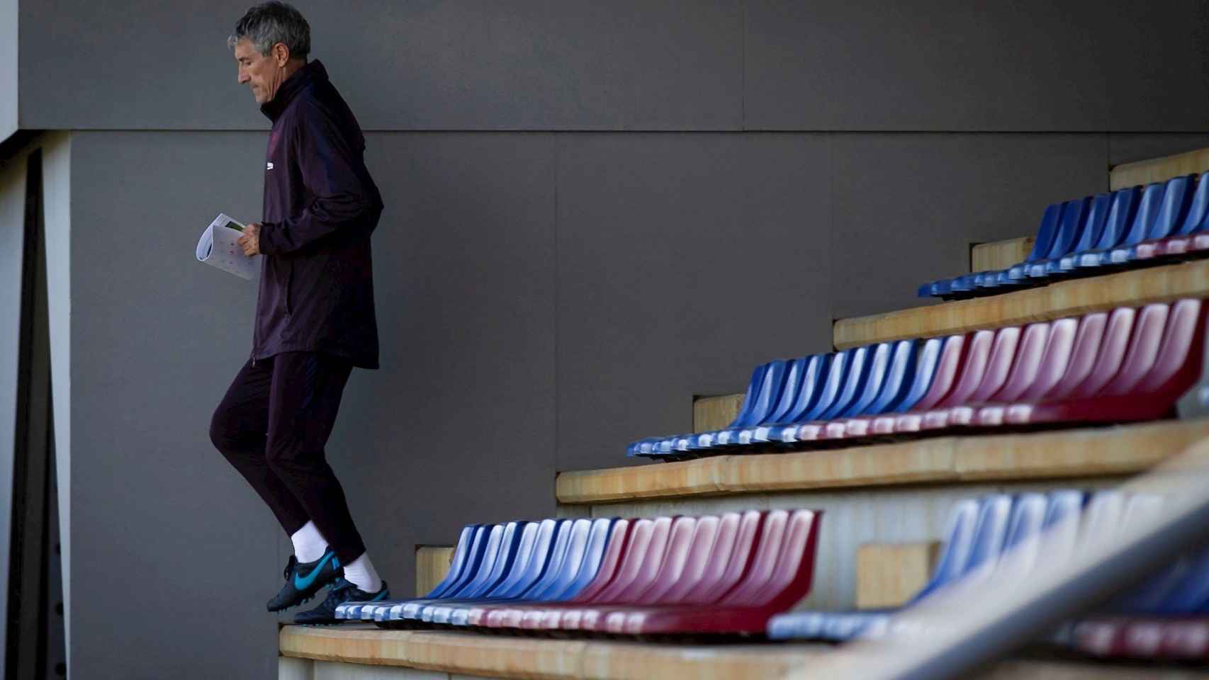 Quique Setién antes de un entrenamiento del Barça / EFE