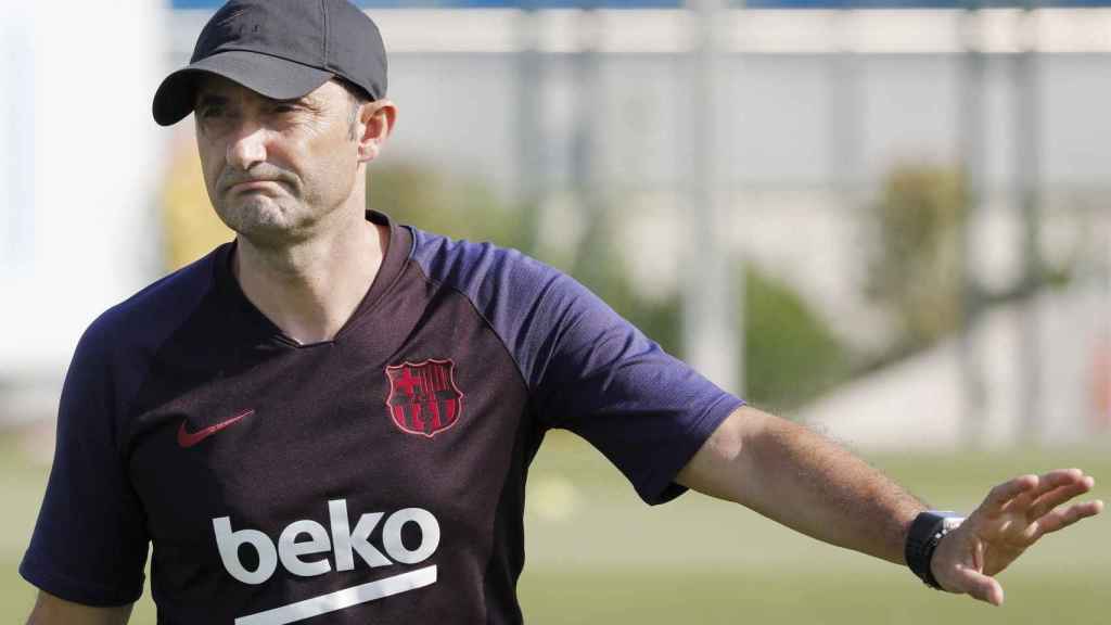 Ernesto Valverde en un entrenamiento con el FC Barcelona / EFE