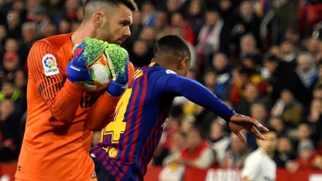 Una foto de Juan Soriano en una jugada con Malcom durante el Sevilla - Barça de Copa / EFE