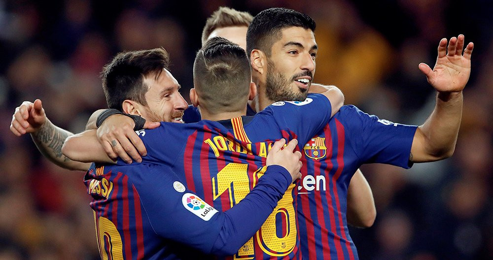 Leo Messi (i), Jordi Alba (c), Luis Suárez (d) e Ivan Rakitic (detrás) celebran un gol del Barça en la temporada 2018-19 / EFE