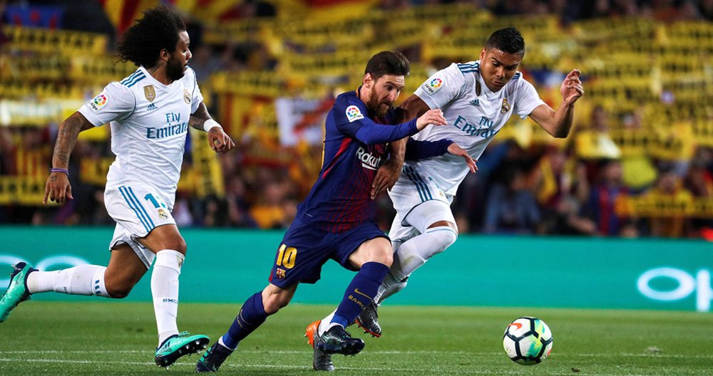 Messi intenta zafarse del marcaje de Casemiro en el Camp Nou / EFE