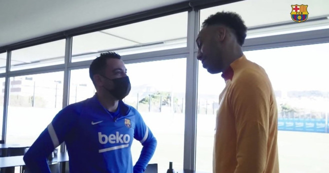 El primer encuentro entre Aubameyang y Xavi, durante la pasada temporada / FCB