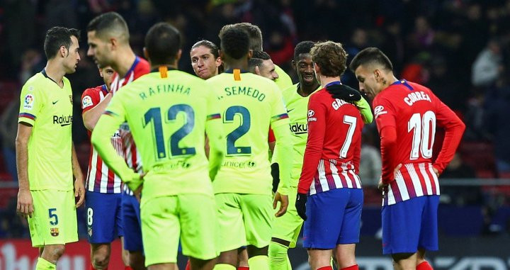 Dembelé habla con Griezmann al final del partido / EFE