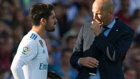 Isco, hablando con ZIdane en un partido del Real Madrid | EFE