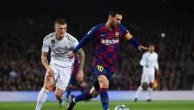 Messi, ante Kroos en un Barça-Madrid | EFE