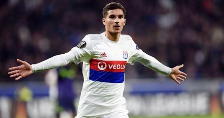 Una foto de Aouar durante un partido del Olympique de Lyon