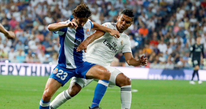 Casemiro disputa un balón con Granero / EFE