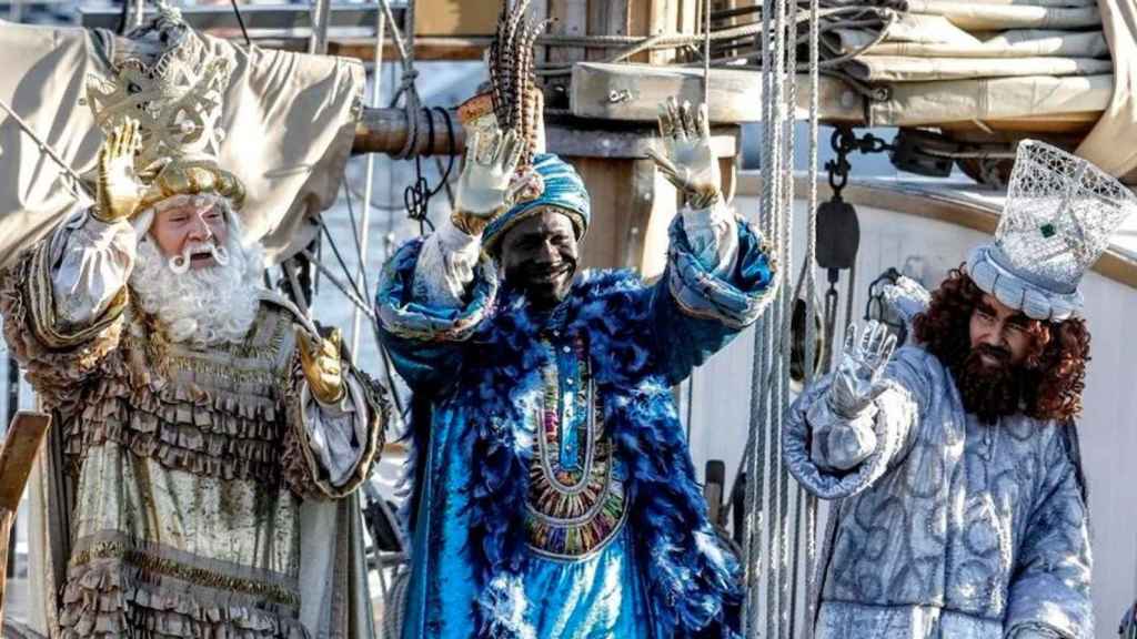 Los tres Reyes Magos iniciando la tradicional cabalgata en Barcelona / EP